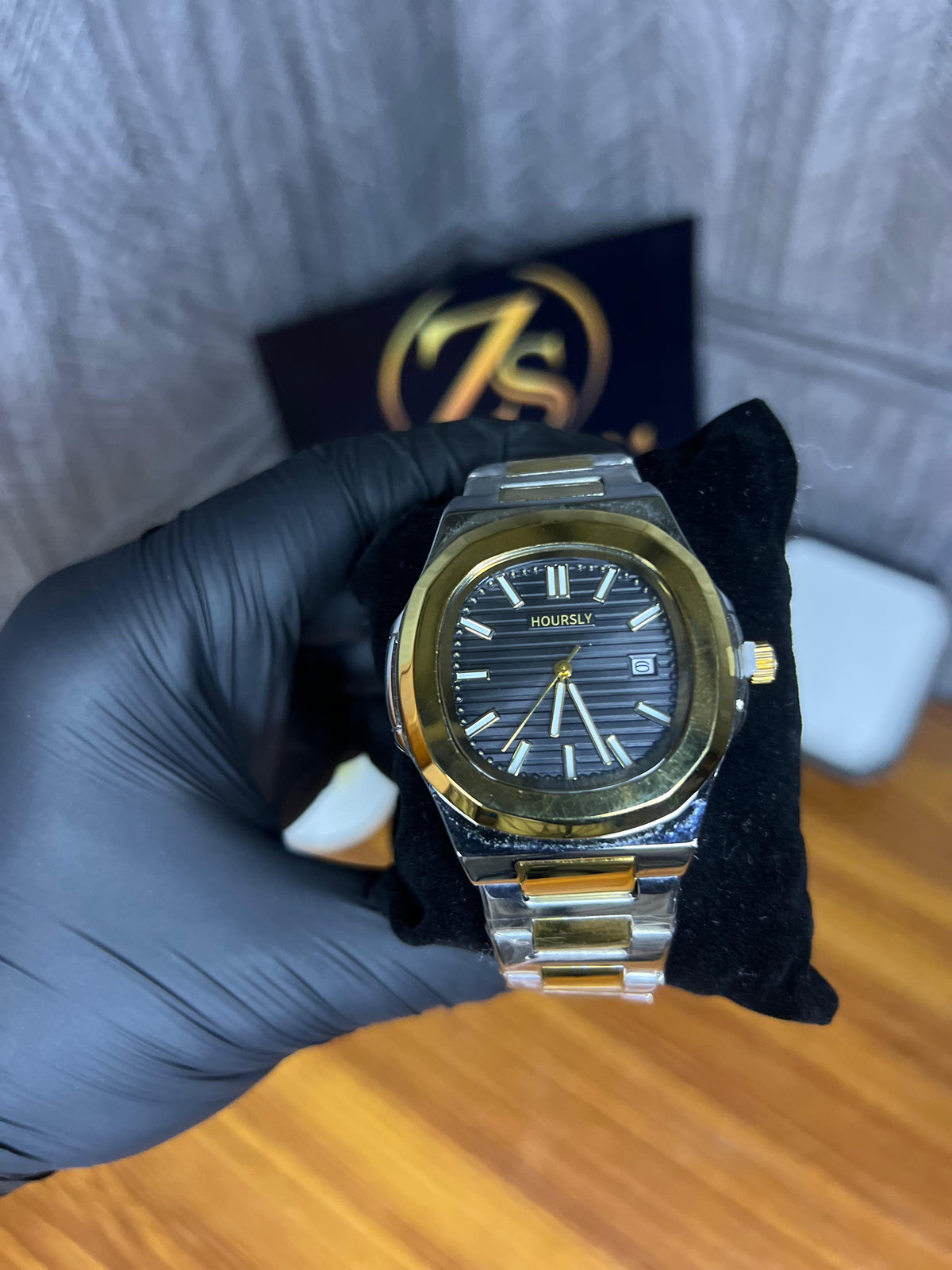 Hoursly Nautilus Executive Two-Tone